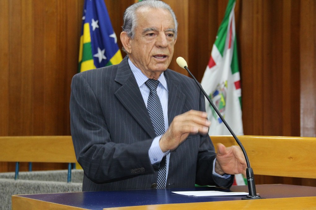 Prefeito Iris Rezende (PMDB) esteve na Câmara Municipal para prestar contas obre o 3º quadrimestre de 2016, da gestão de Paulo Garcia; depois de falar mais de uma hora sobre sua carreira política e não apresentar dados concretos sobre as finanças do Paço, Iris foi bombardeado por perguntas dos vereadores; todos criticaram a lentidão administrativa da prefeitura para resolver problemas graves da cidade, como a deficiente coleta de lixo e o caos na saúde; vereador Jorge Kajuru cobrou solução urgente para a falta de remédios para os diabéticos e disse que Iris não merecia aplausos pelos primeiros 51 dias de gestão (Foto: José Barbacena) Prefeito Iris Rezende (PMDB) esteve na Câmara Municipal para prestar contas obre o 3º quadrimestre de 2016, da gestão de Paulo Garcia; depois de falar mais de uma hora sobre sua carreira política e não apresentar dados concretos sobre as finanças do Paço, Iris foi bombardeado por perguntas dos vereadores; todos criticaram a lentidão administrativa da prefeitura para resolver problemas graves da cidade, como a deficiente coleta de lixo e o caos na saúde; vereador Jorge Kajuru cobrou solução urgente para a falta de remédios para os diabéticos e disse que Iris não merecia aplausos pelos primeiros 51 dias de gestão