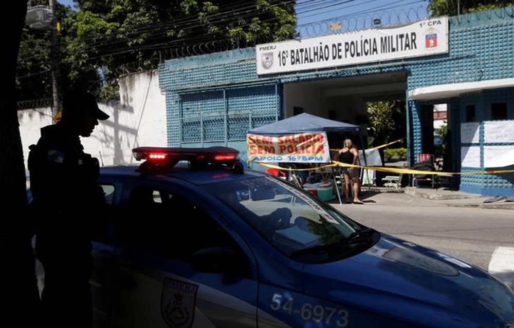 Policial perto de protesto organizado por familiares de policiais no Rio de Janeiro. 10/2/2017. REUTERS/Ricardo Moraes (Foto: Leonardo Lucena) Policial perto de protesto organizado por familiares de policiais no Rio de Janeiro. 10/2/2017. REUTERS/Ricardo Moraes
