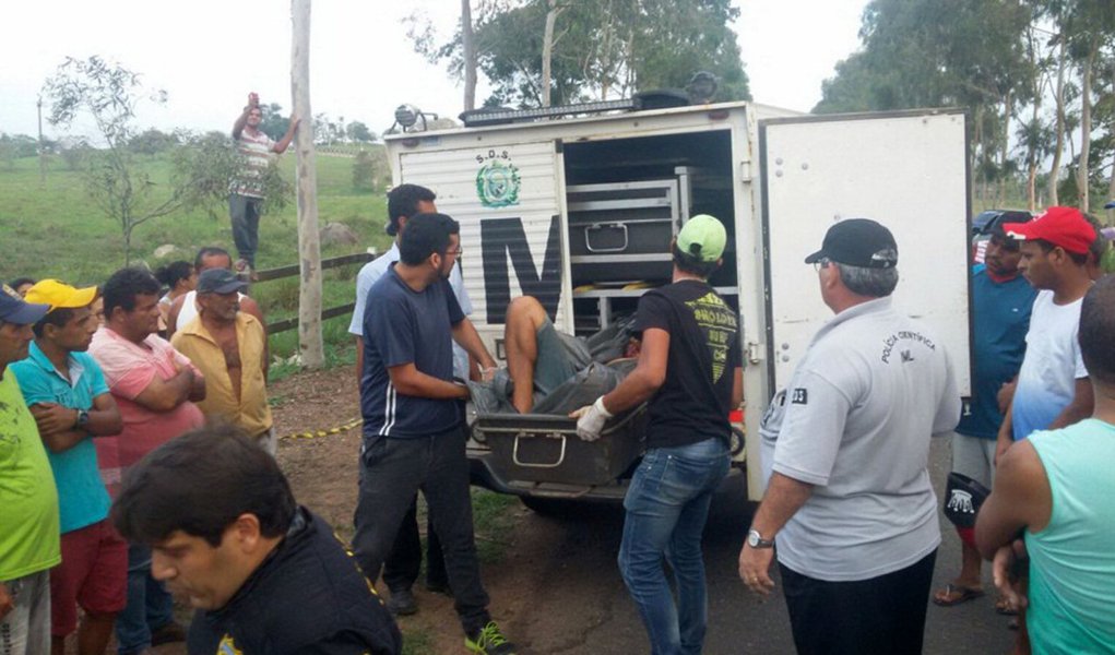 Dados divulgados pela Secretaria de Defesa Social apontaram que, nos 31 dias do mês de janeiro deste ano, Pernambuco teve 479 homicídios, o que representa 10,69% do total registrado em todo o ano de 2016; é o maior número de assassinatos no estado dos últimos dez anos; há uma década, em janeiro de 2007, foram contabilizadas 459 mortes violentas; a série anual, foram contabilizados 4.479 homicídios no estado em 2016, o número mais alto desde 2009, dois anos após a criação do Pacto Pela Vida
(Foto: Leonardo Lucena) Dados divulgados pela Secretaria de Defesa Social apontaram que, nos 31 dias do mês de janeiro deste ano, Pernambuco teve 479 homicídios, o que representa 10,69% do total registrado em todo o ano de 2016; é o maior número de assassinatos no estado dos últimos dez anos; há uma década, em janeiro de 2007, foram contabilizadas 459 mortes violentas; a série anual, foram contabilizados 4.479 homicídios no estado em 2016, o número mais alto desde 2009, dois anos após a criação do Pacto Pela Vida