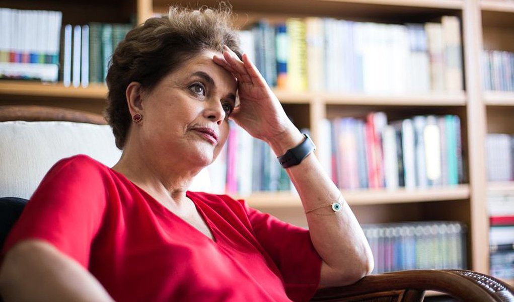 Presidente deposta Dilma Rousseff alerta que o golpe contra a democracia, que a retirou do poder, ainda não acabou; "A segunda etapa do golpe pode ser muito mais radicalizada e propensa à repressão", afirma Dilma em entrevista ao Sul 21; "E não é tanto por causa da esquerda, mas sim pelo nível de radicalização da direita no país. Não vamos nos iludir. O leão não é manso"; para a presidente, que anunciou disposição de disputar eleição para o Senado ou a Câmara, o retorno do Brasil à democracia pode se dar em 2018; "O processo democrático tem o poder e a faculdade de propor um encerramento, se for uma eleição que não implique um golpe, que seria tirar o Lula. Não é uma questão minha ou sua, não é uma questão individual. É só aí que podemos nos encontrar todos"
(Foto: Aquiles Lins) Presidente deposta Dilma Rousseff alerta que o golpe contra a democracia, que a retirou do poder, ainda não acabou; "A segunda etapa do golpe pode ser muito mais radicalizada e propensa à repressão", afirma Dilma em entrevista ao Sul 21; "E não é tanto por causa da esquerda, mas sim pelo nível de radicalização da direita no país. Não vamos nos iludir. O leão não é manso"; para a presidente, que anunciou disposição de disputar eleição para o Senado ou a Câmara, o retorno do Brasil à democracia pode se dar em 2018; "O processo democrático tem o poder e a faculdade de propor um encerramento, se for uma eleição que não implique um golpe, que seria tirar o Lula. Não é uma questão minha ou sua, não é uma questão individual. É só aí que podemos nos encontrar todos"