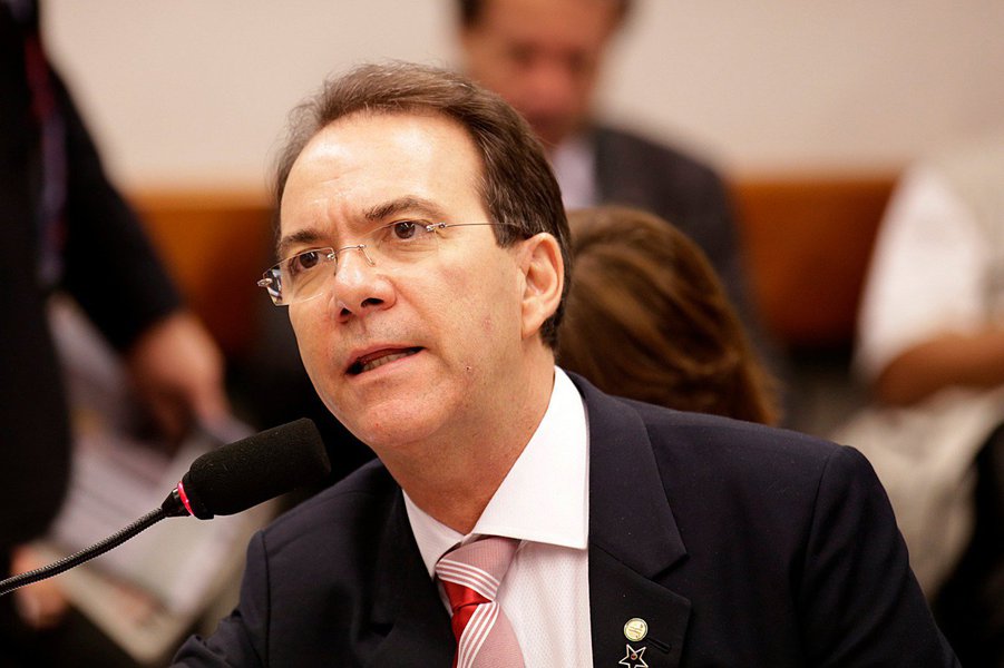 "Eu queria expressar aqui a indignação de muitos brasileiros, a indicação do governo ilegítimo de Michel Temer para o STF está sob suspeita. A vida acadêmica brasileira, aqueles constroem o direito, a advocacia brasileira neste momento está indignada. Estamos indignados também porque a sua biografia é uma biografia de atitude seletiva, portanto não terá a menor condição do exercício da magistratura principalmente na suprema casa", discursou o deputado Décio Lima (PT-SC) (Foto: Gisele Federicce) "Eu queria expressar aqui a indignação de muitos brasileiros, a indicação do governo ilegítimo de Michel Temer para o STF está sob suspeita. A vida acadêmica brasileira, aqueles constroem o direito, a advocacia brasileira neste momento está indignada. Estamos indignados também porque a sua biografia é uma biografia de atitude seletiva, portanto não terá a menor condição do exercício da magistratura principalmente na suprema casa", discursou o deputado Décio Lima (PT-SC)
