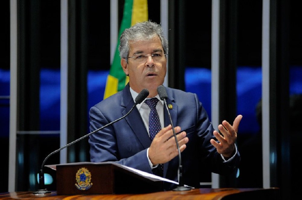 "Nós estamos com um governo que veio de um impeachment. Tivemos um golpe parlamentar no Brasil. E aí sai uma pesquisa que traz a opinião pública, a verdadeira opinião pública, se manifestando sobre as eleições do próximo ano, e isso não ganha espaço nem nas televisões, nem nos grandes jornais", criticou o senador, em discurso nesta quinta-feira 16; "Se o resultado mostrasse o crescimento de alguém do PSDB, de alguém do PMDB, de alguém do Democratas, estaria na capa dos jornais", provocou (Foto: Gisele Federicce) "Nós estamos com um governo que veio de um impeachment. Tivemos um golpe parlamentar no Brasil. E aí sai uma pesquisa que traz a opinião pública, a verdadeira opinião pública, se manifestando sobre as eleições do próximo ano, e isso não ganha espaço nem nas televisões, nem nos grandes jornais", criticou o senador, em discurso nesta quinta-feira 16; "Se o resultado mostrasse o crescimento de alguém do PSDB, de alguém do PMDB, de alguém do Democratas, estaria na capa dos jornais", provocou