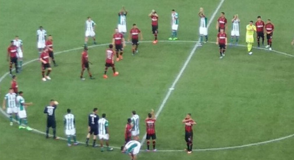 No clássico que não aconteceu entre Altético-PR e Coritiba, no domingo, os jogadores se uniram antes de deixar o campo para saudar a torcida, que aproveitou o momento para xingar a TV Globo; insatisfeitos com a proposta da emissora pelos direitos de transmissão, os clubes decidiram mostrar o jogo pelo YouTube; Federação Paranaense de Futebol, então, por pressão da Globo, alegou que os responsáveis pela transmissão ao vivo pela internet não estavam cadastrados para ficar em campo (Foto: José Barbacena) No clássico que não aconteceu entre Altético-PR e Coritiba, no domingo, os jogadores se uniram antes de deixar o campo para saudar a torcida, que aproveitou o momento para xingar a TV Globo; insatisfeitos com a proposta da emissora pelos direitos de transmissão, os clubes decidiram mostrar o jogo pelo YouTube; Federação Paranaense de Futebol, então, por pressão da Globo, alegou que os responsáveis pela transmissão ao vivo pela internet não estavam cadastrados para ficar em campo