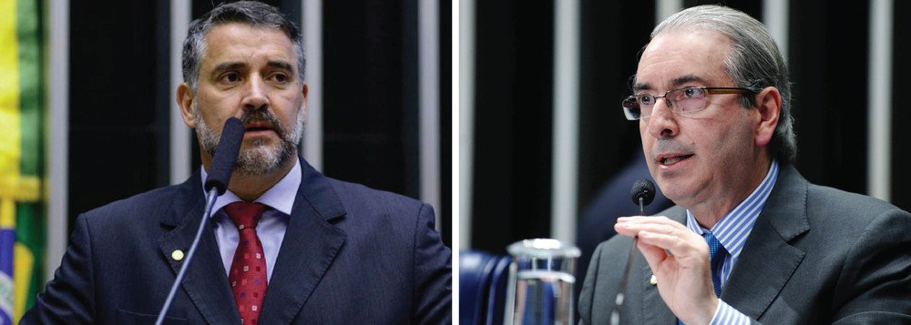 "O roteiro das perguntas que Eduardo Cunha apresentou à justiça, no inquérito que investiga propinas na CEF, destroem Michel #ForaTemer. Na realidade, não é um roteiro de perguntas. O Caranguejo apresentou o roteiro do primeiro capitulo da sua delação", postou o deputado Paulo Pimenta (PT-RS) no Twitter (Foto: Gisele Federicce) "O roteiro das perguntas que Eduardo Cunha apresentou à justiça, no inquérito que investiga propinas na CEF, destroem Michel #ForaTemer. Na realidade, não é um roteiro de perguntas. O Caranguejo apresentou o roteiro do primeiro capitulo da sua delação", postou o deputado Paulo Pimenta (PT-RS) no Twitter