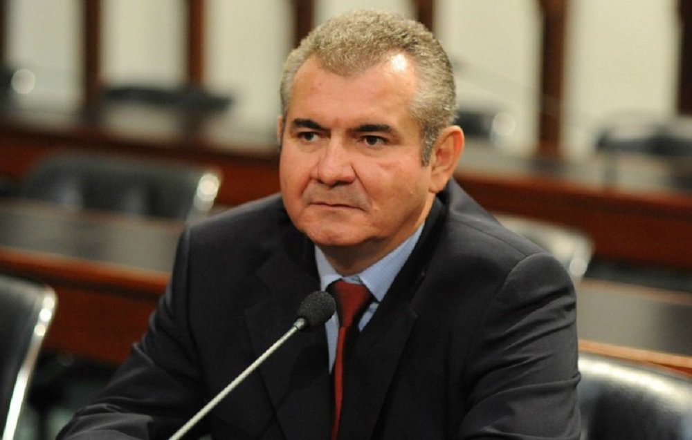 O novo presidente da Assembleia Legislativa da Bahia (ALBA), deputado Ângelo Coronel (PSD), cumpre à risca a promessa que fizera de cortar gastos; para tanto, ele escolheu como medida principal demitir servidores admitidos por meio de cargos de confiança; Coronel espera economizar aproximadamente R$ 1 milhão na folha mensal de pagamento. já no primeiro dia no cargo, ele exonerou 18 funcionários em funções comissionadas, totalizando um corte de mais de R$ 65 mil; nos 10 primeiros dias, as exonerações chegaram a 108; em três semanas à frente da ALBA, os cortes somaram mais de R$ 1 milhão (Foto: Romulo Faro) O novo presidente da Assembleia Legislativa da Bahia (ALBA), deputado Ângelo Coronel (PSD), cumpre à risca a promessa que fizera de cortar gastos; para tanto, ele escolheu como medida principal demitir servidores admitidos por meio de cargos de confiança; Coronel espera economizar aproximadamente R$ 1 milhão na folha mensal de pagamento. já no primeiro dia no cargo, ele exonerou 18 funcionários em funções comissionadas, totalizando um corte de mais de R$ 65 mil; nos 10 primeiros dias, as exonerações chegaram a 108; em três semanas à frente da ALBA, os cortes somaram mais de R$ 1 milhão