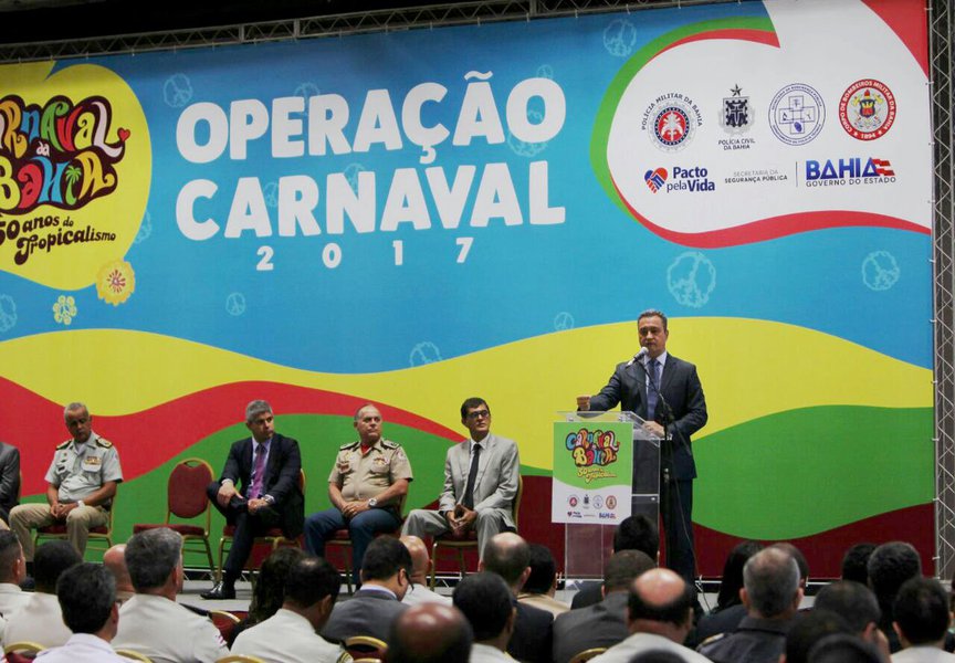 Mais de 25 mil profissionais, 250 câmeras, dezenas de postos espalhados pelos circuitos da folia e um moderno Centro de Operações foram anunciados pelo governador Rui Costa em apresentação da Secretaria de Segurança Pública nesta terça; para Rui, o investimento de mais de R$ 43 milhões somente em segurança vai permitir que baianos e turistas se divirtam com tranquilidade; "Temos uma polícia que é conhecida em todo o País pela experiência técnica na atuação em grandes eventos. Este ano, com apoio da tecnologia, o planejamento ganha um reforço importante, tanto no monitoramento quanto no patrulhamento nos circuitos e em outros pontos da cidade. O objetivo é propiciar aos foliões um Carnaval de paz e de muita alegria", disse o governador (Foto: Romulo Faro) Mais de 25 mil profissionais, 250 câmeras, dezenas de postos espalhados pelos circuitos da folia e um moderno Centro de Operações foram anunciados pelo governador Rui Costa em apresentação da Secretaria de Segurança Pública nesta terça; para Rui, o investimento de mais de R$ 43 milhões somente em segurança vai permitir que baianos e turistas se divirtam com tranquilidade; "Temos uma polícia que é conhecida em todo o País pela experiência técnica na atuação em grandes eventos. Este ano, com apoio da tecnologia, o planejamento ganha um reforço importante, tanto no monitoramento quanto no patrulhamento nos circuitos e em outros pontos da cidade. O objetivo é propiciar aos foliões um Carnaval de paz e de muita alegria", disse o governador