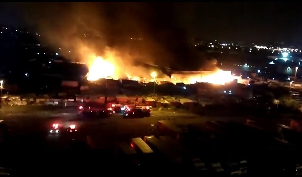 Incêndio em uma favela da zona norte da capital paulista deixou aproximadamente 30 barracos destruídos, de acordo com o Corpo de Bombeiros; ninguém ficou ferido; fogo começou às 4h de hoje (24) e já foi extinto pelos bombeiros; a favela está localizada na Avenida Tenente Amaro Felicíssimo da Silveira, no bairro Vila Maria (Foto: Aquiles Lins) Incêndio em uma favela da zona norte da capital paulista deixou aproximadamente 30 barracos destruídos, de acordo com o Corpo de Bombeiros; ninguém ficou ferido; fogo começou às 4h de hoje (24) e já foi extinto pelos bombeiros; a favela está localizada na Avenida Tenente Amaro Felicíssimo da Silveira, no bairro Vila Maria