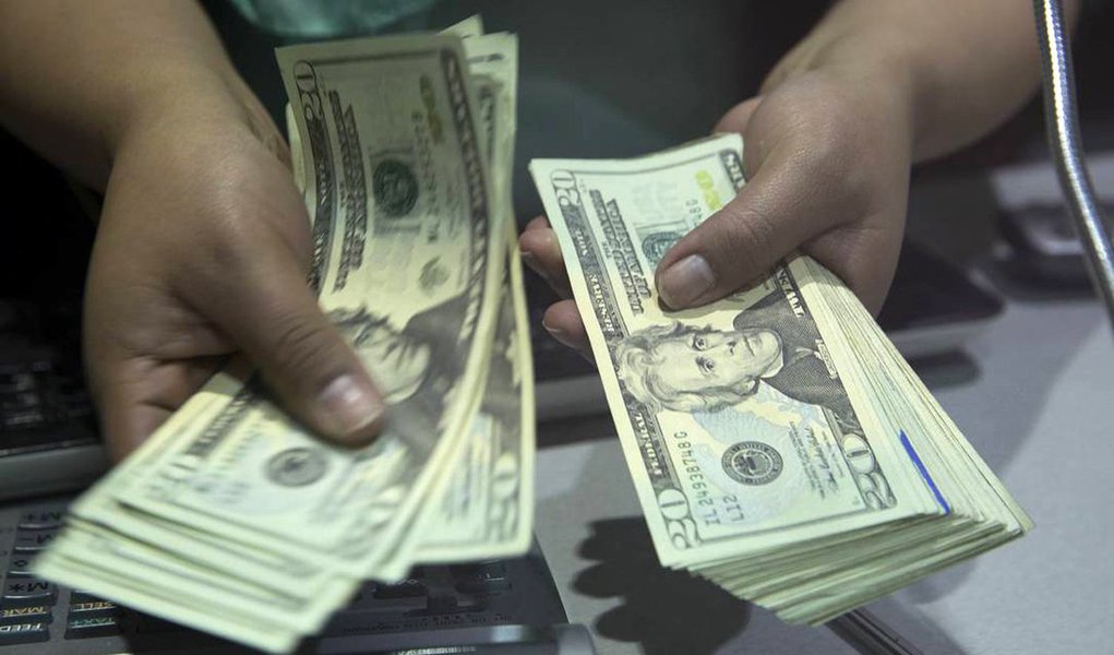 Os brasileiros que moram fora do país têm até esta terça-feira(28) para informar a situação à Receita Federal; Comunicação de Saída Definitiva do País deve ser apresentada pelo contribuinte que, em 2017, saiu de forma permanente do Brasil e para aqueles que, mesmo temporariamente, tenham ficado ausentes por pelo menos 12 meses consecutivos (Foto: Voney Malta) Os brasileiros que moram fora do país têm até esta terça-feira(28) para informar a situação à Receita Federal; Comunicação de Saída Definitiva do País deve ser apresentada pelo contribuinte que, em 2017, saiu de forma permanente do Brasil e para aqueles que, mesmo temporariamente, tenham ficado ausentes por pelo menos 12 meses consecutivos