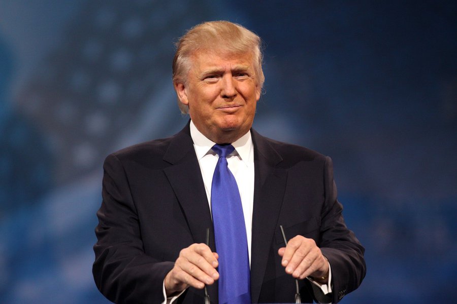 O presidente dos EUA, Donald Trump, deixou a Suécia perplexa no sábado (17); enquanto discursava na Flórida sobre a crise dos refugiados e a insegurança no mundo, o magnata republicano mencionou um atentado cometido na noite anterior no país escandinavo – o que, de fato nunca aconteceu; "Olhem o que está acontecendo na Alemanha, olhem para o que aconteceu ontem à noite na Suécia. A Suécia, quem acreditaria? A Suécia. Eles acolheram muitos refugiados, e agora eles têm problemas como nunca pensaram", disparou o presidente dos EUA; internautas fizeram a festa com memes; mas houve quem não tivesse gostado da brincadeira; "A Suécia? Um atentado? O que ele andou fumando?", escreveu o ex-premiê sueco Carl Bildt no Twitter (Foto: Romulo Faro) O presidente dos EUA, Donald Trump, deixou a Suécia perplexa no sábado (17); enquanto discursava na Flórida sobre a crise dos refugiados e a insegurança no mundo, o magnata republicano mencionou um atentado cometido na noite anterior no país escandinavo – o que, de fato nunca aconteceu; "Olhem o que está acontecendo na Alemanha, olhem para o que aconteceu ontem à noite na Suécia. A Suécia, quem acreditaria? A Suécia. Eles acolheram muitos refugiados, e agora eles têm problemas como nunca pensaram", disparou o presidente dos EUA; internautas fizeram a festa com memes; mas houve quem não tivesse gostado da brincadeira; "A Suécia? Um atentado? O que ele andou fumando?", escreveu o ex-premiê sueco Carl Bildt no Twitter
