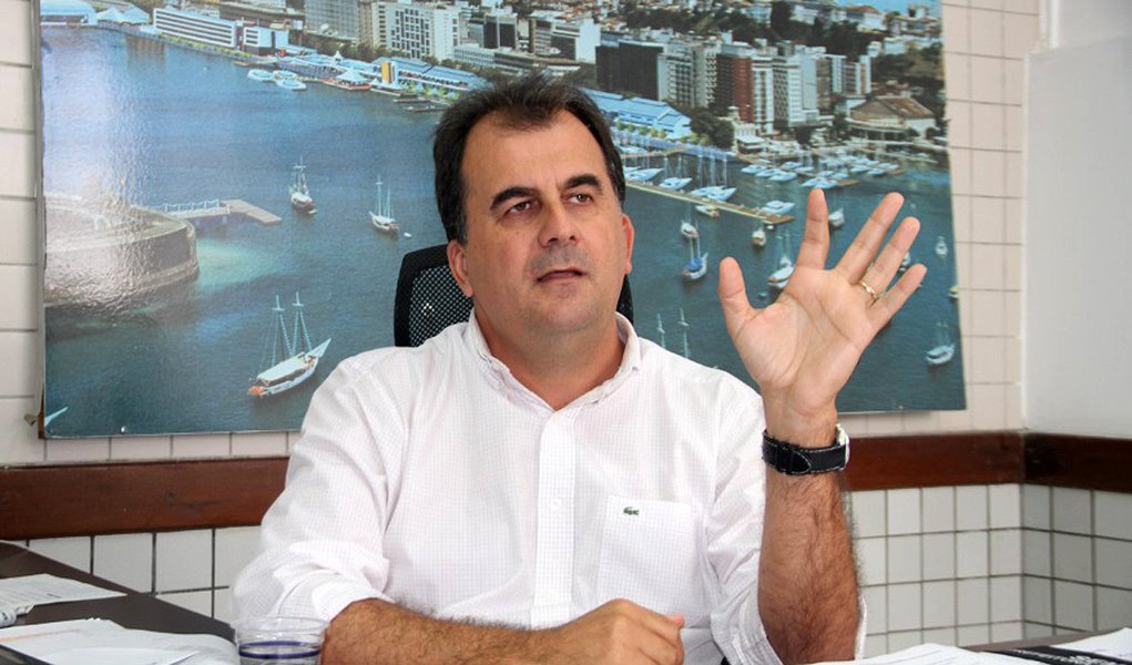 O secretário municipal de Mobilidade, Fábio Mota, afirmou que não sabe de reclamações sobre problemas com transporte público fora dos circuitos do Carnaval; de acordo com o titular da pasta, a Secretaria Municipal de Mobilidade Urbana (Semob) tem duas programações, orientadas por estudo de demanda; “Temos 400 linhas de ônibus exclusivamente para o carnaval e 200 linhas de ônibus fora do carnaval”, disse ele durante entrevista coletiva (Foto: Leonardo Lucena) O secretário municipal de Mobilidade, Fábio Mota, afirmou que não sabe de reclamações sobre problemas com transporte público fora dos circuitos do Carnaval; de acordo com o titular da pasta, a Secretaria Municipal de Mobilidade Urbana (Semob) tem duas programações, orientadas por estudo de demanda; “Temos 400 linhas de ônibus exclusivamente para o carnaval e 200 linhas de ônibus fora do carnaval”, disse ele durante entrevista coletiva