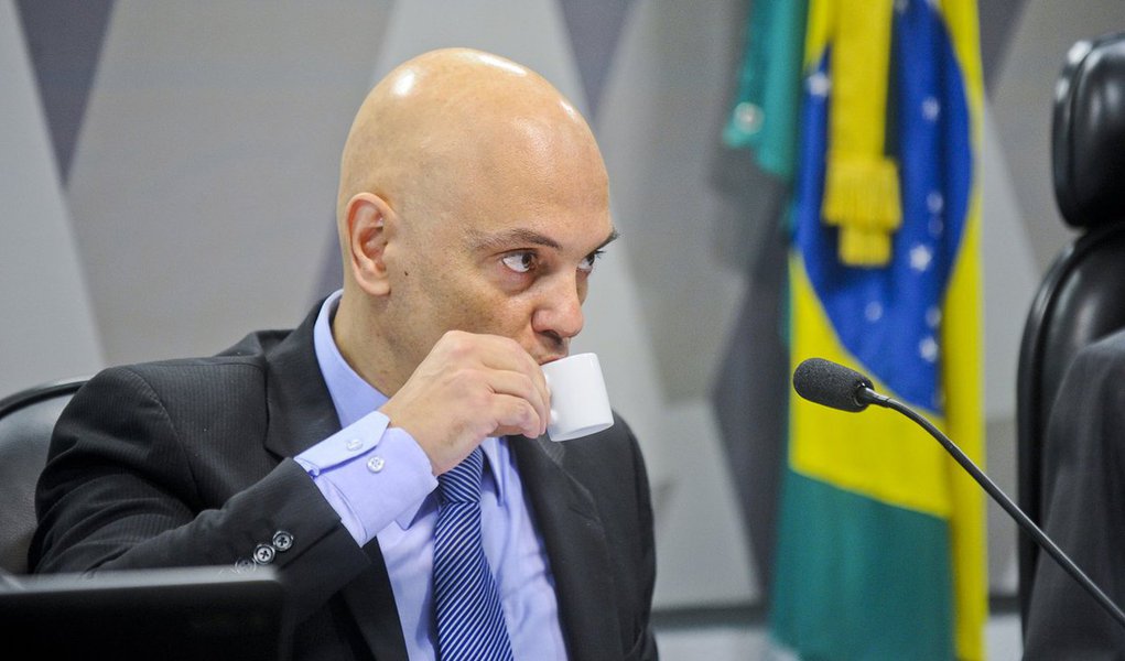O plenário do Senado aprovou nesta quarta-feira, 22, o nome de Alexandre de Moraes para integrar o Supremo Tribunal Federal; depois de aprovado na sabatina na Comissão de Constituição e Justiça da Casa, Moraes teve sua indicação confirmada com 55 votos a favor e 13 contra; ministro licenciado de Michel Temer e citado 43 vezes na primeira delação da Odebrecht, Moraes foi indicado pelo peemedebista para ocupar uma cadeira no Supremo Tribunal Federal após a morte de Teori Zavascki; Moraes tem 49 anos e pode ficar no Supremo pelos próximo 26 anos, isso se as regras compulsórias de aposentadoria não mudarem e a idade limite permanecer até o longínquo ano de 2043 (Foto: Aquiles Lins) O plenário do Senado aprovou nesta quarta-feira, 22, o nome de Alexandre de Moraes para integrar o Supremo Tribunal Federal; depois de aprovado na sabatina na Comissão de Constituição e Justiça da Casa, Moraes teve sua indicação confirmada com 55 votos a favor e 13 contra; ministro licenciado de Michel Temer e citado 43 vezes na primeira delação da Odebrecht, Moraes foi indicado pelo peemedebista para ocupar uma cadeira no Supremo Tribunal Federal após a morte de Teori Zavascki; Moraes tem 49 anos e pode ficar no Supremo pelos próximo 26 anos, isso se as regras compulsórias de aposentadoria não mudarem e a idade limite permanecer até o longínquo ano de 2043