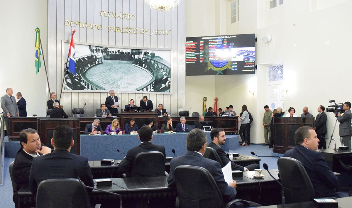 Quando retornarem às atividades na próxima quarta-feira (15), os deputados alagoanos devem entrar numa nova disputa: as indicações para as comissões temáticas da Casa; as mais cobiçadas, por conta da relação direta com o governo e os demais poderes, são a de Constituição, Justiça e Redação Final (CCJ) e a de Orçamento, Finanças, Planejamento e Economia (COFPE); expectativa é de disputa acirrada após a turbulenta eleição para a composição da Mesa Diretora (Foto: Voney Malta) Quando retornarem às atividades na próxima quarta-feira (15), os deputados alagoanos devem entrar numa nova disputa: as indicações para as comissões temáticas da Casa; as mais cobiçadas, por conta da relação direta com o governo e os demais poderes, são a de Constituição, Justiça e Redação Final (CCJ) e a de Orçamento, Finanças, Planejamento e Economia (COFPE); expectativa é de disputa acirrada após a turbulenta eleição para a composição da Mesa Diretora