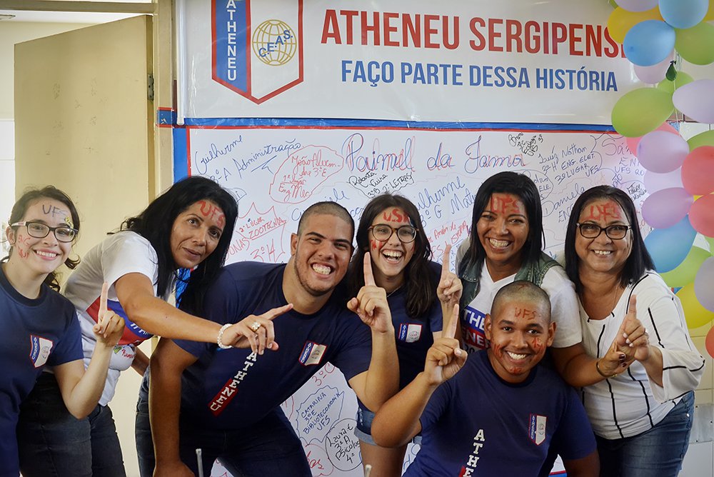 O Colégio Atheneu Sergipense, uma das unidades de ensino da rede pública estadual que oferecem o ensino médio integral desde 2009, conseguiu um percentual de 83,2% de alunos aprovados em universidades públicas e privadas de Sergipe, e de outros estados da Federação; dos 309 alunos habilitados a participarem do Exame Nacional do Ensino Médio (Enem), 253 conseguiram êxito em diversos cursos de nível superior; “Os resultados demonstram o compromisso da equipe de professores, o esforço dos alunos e a certeza de que o ensino médio em tempo integral é um bom caminho para melhorarmos a qualidade do ensino”, ressalta o secretário de Estado da Educação, Jorge Carvalho (Foto: José Barbacena) O Colégio Atheneu Sergipense, uma das unidades de ensino da rede pública estadual que oferecem o ensino médio integral desde 2009, conseguiu um percentual de 83,2% de alunos aprovados em universidades públicas e privadas de Sergipe, e de outros estados da Federação; dos 309 alunos habilitados a participarem do Exame Nacional do Ensino Médio (Enem), 253 conseguiram êxito em diversos cursos de nível superior; “Os resultados demonstram o compromisso da equipe de professores, o esforço dos alunos e a certeza de que o ensino médio em tempo integral é um bom caminho para melhorarmos a qualidade do ensino”, ressalta o secretário de Estado da Educação, Jorge Carvalho