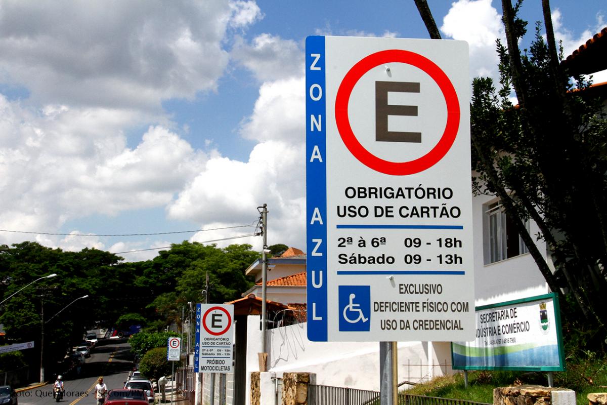 A pedido do Ministério Público Estadual (MPE), a justiça suspendeu a implantação da Zona Azul em Maceió, um novo modelo de estacionamento em áreas públicas; de acordo com o MPE, o sistema de estacionamento rotativo não poderia ser implementado na capital sem uma lei que o disciplinasse; outra irregularidade apontada é o fato de o pregão eletrônico para a contratação da empresa ter acontecido antes do decreto que regulamentou o estacionamento (Foto: Voney Malta) A pedido do Ministério Público Estadual (MPE), a justiça suspendeu a implantação da Zona Azul em Maceió, um novo modelo de estacionamento em áreas públicas; de acordo com o MPE, o sistema de estacionamento rotativo não poderia ser implementado na capital sem uma lei que o disciplinasse; outra irregularidade apontada é o fato de o pregão eletrônico para a contratação da empresa ter acontecido antes do decreto que regulamentou o estacionamento