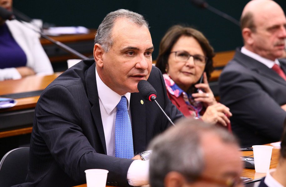 "Essa reforma é a maior maldade que eu já vi em 20 anos que estou neste Parlamento. Condenar as mulheres e os trabalhadores rurais a trabalharem até os 65 anos, exigir 49 anos de contribuição, acabar com as aposentadorias especiais... Isso o povo brasileiro não aceita", protestou o deputado Nelson Pellegrino (PT-BA), em discurso nesta quarta-feira 22; ele destacou que há insatisfação também na própria base do governo (Foto: Gisele Federicce) "Essa reforma é a maior maldade que eu já vi em 20 anos que estou neste Parlamento. Condenar as mulheres e os trabalhadores rurais a trabalharem até os 65 anos, exigir 49 anos de contribuição, acabar com as aposentadorias especiais... Isso o povo brasileiro não aceita", protestou o deputado Nelson Pellegrino (PT-BA), em discurso nesta quarta-feira 22; ele destacou que há insatisfação também na própria base do governo