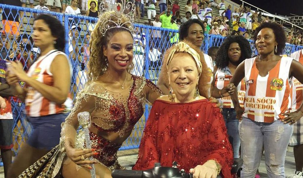 "Faço parte do bloco fora, Temer. Para mim, só Lula lá", disse a cantora Beth Carvalho, ao comentar o momento político do País; ela também criticou os prefeitos do Rio, Marcelo Crivella, e de São Paulo, João Doria Júnior (Foto: Leonardo Attuch) "Faço parte do bloco fora, Temer. Para mim, só Lula lá", disse a cantora Beth Carvalho, ao comentar o momento político do País; ela também criticou os prefeitos do Rio, Marcelo Crivella, e de São Paulo, João Doria Júnior