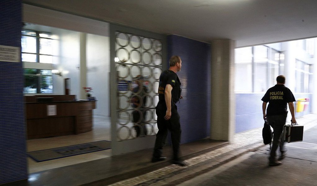 Ao acatar pedidos da PF e do MPF, o juiz Marcos Josegrei da Silva manteve presas as servidoras Conceição Abadia de Abreu Mendonça e Tânia Márcia Catapan, suspeitas de comandarem um esquema que desviou R$ 7,3 milhões da UFPR; elas estão na carceragem da PF desde o dia 15 de fevereiro, quando foram detidas provisoriamente durante a Operação Research; a prisão provisória, de cinco dias, foi prorrogada por igual período e depois convertida em preventiva, por tempo indeterminado (Foto: Leonardo Lucena) Ao acatar pedidos da PF e do MPF, o juiz Marcos Josegrei da Silva manteve presas as servidoras Conceição Abadia de Abreu Mendonça e Tânia Márcia Catapan, suspeitas de comandarem um esquema que desviou R$ 7,3 milhões da UFPR; elas estão na carceragem da PF desde o dia 15 de fevereiro, quando foram detidas provisoriamente durante a Operação Research; a prisão provisória, de cinco dias, foi prorrogada por igual período e depois convertida em preventiva, por tempo indeterminado