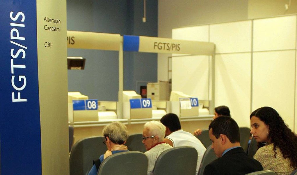 Os brasileiros que têm saldo em conta inativa do FGTS poderão sacar o dinheiro a partir de 10 de março; o governo anunciou a possibilidade do saque em dezembro do ano passado, em meio ao lançamento de um pacote de medidas para estimular a economia; para evitar uma corrida às agências da Caixa Econômica Federal, administradora do FGTS, o calendário será de acordo com a data de nascimento dos beneficiários; poderão ser sacados, sem limite por pessoa, os valores das contas inativadas até 31 de dezembro de 2015 (Foto: Leonardo Lucena) Os brasileiros que têm saldo em conta inativa do FGTS poderão sacar o dinheiro a partir de 10 de março; o governo anunciou a possibilidade do saque em dezembro do ano passado, em meio ao lançamento de um pacote de medidas para estimular a economia; para evitar uma corrida às agências da Caixa Econômica Federal, administradora do FGTS, o calendário será de acordo com a data de nascimento dos beneficiários; poderão ser sacados, sem limite por pessoa, os valores das contas inativadas até 31 de dezembro de 2015