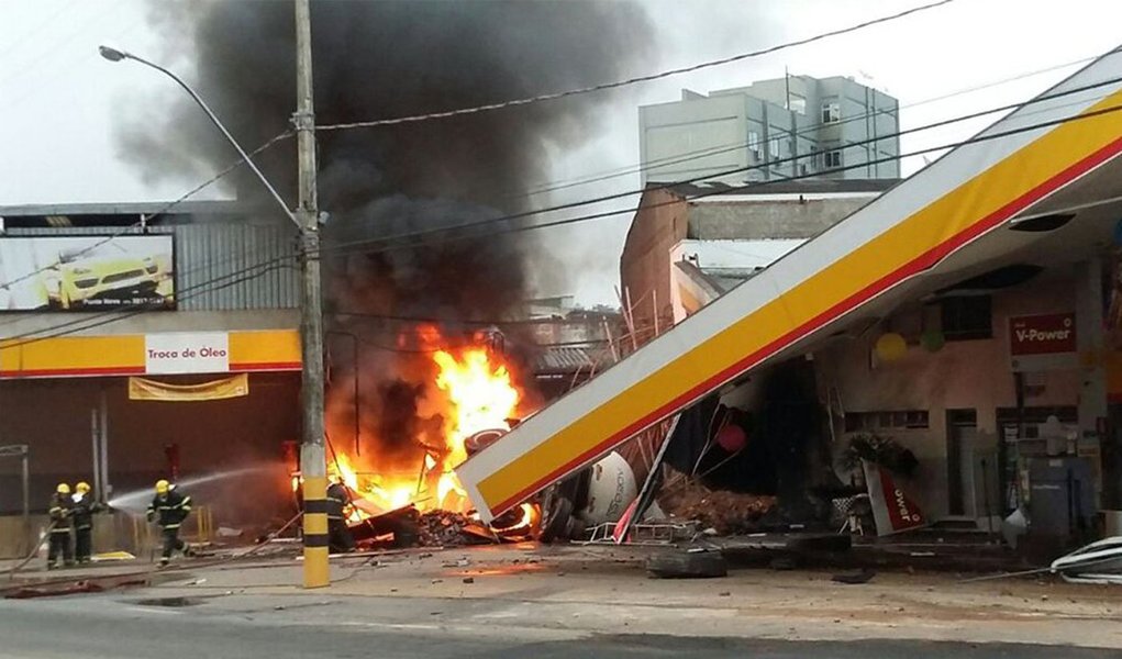 Após o motorista perder o controle da direção, uma carreta invadiu um posto de gasolina, derrubou parte da estrutura e explodiu; o condutor do veículo morreu carbonizado; um frentista, também atingido, chegou a ser socorrido, mas morreu após ser atendido no hospital; acidente ocorreu em Ponte Nova, na Zona da Mata, em Minas Gerais (Foto: Voney Malta) Após o motorista perder o controle da direção, uma carreta invadiu um posto de gasolina, derrubou parte da estrutura e explodiu; o condutor do veículo morreu carbonizado; um frentista, também atingido, chegou a ser socorrido, mas morreu após ser atendido no hospital; acidente ocorreu em Ponte Nova, na Zona da Mata, em Minas Gerais
