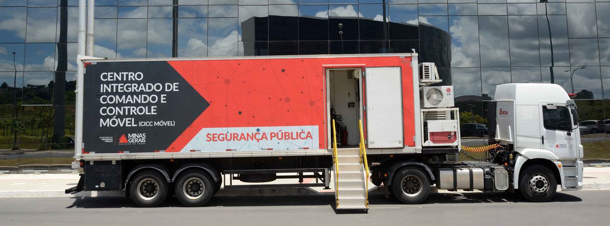 Uma superestrutura de segurança vai reforçar as ações de prevenção e repressão das polícias Civil e Militar e da Guarda Municipal no Carnaval de Belo Horizonte; a partir deste sábado (25), duas carretas com tecnologia de ponta estarão na Praça da Estação e na Praça da Savassi; são os Centros de Comando e Controle Móvel (CICC Móvel) que auxiliarão na tomada de decisões rápidas e estratégicas de segurança e aumentarão o monitoramento visual de pontos críticos e de blocos com maior aglomeração de pessoas com câmeras de grande alcance (Foto: Leonardo Lucena) Uma superestrutura de segurança vai reforçar as ações de prevenção e repressão das polícias Civil e Militar e da Guarda Municipal no Carnaval de Belo Horizonte; a partir deste sábado (25), duas carretas com tecnologia de ponta estarão na Praça da Estação e na Praça da Savassi; são os Centros de Comando e Controle Móvel (CICC Móvel) que auxiliarão na tomada de decisões rápidas e estratégicas de segurança e aumentarão o monitoramento visual de pontos críticos e de blocos com maior aglomeração de pessoas com câmeras de grande alcance