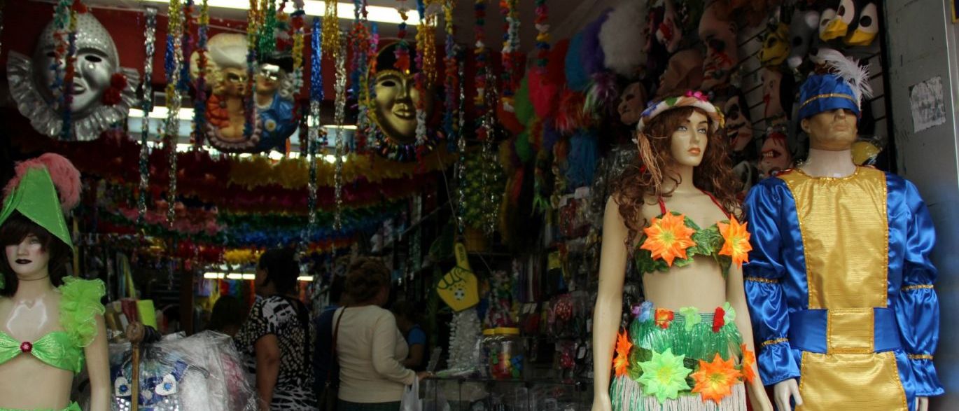 As mais de meio milhão de micro e pequenas empresas que atuam com hospedagem, transporte e alimentação devem ficar atentas e se preparar para atrair os turistas que passarão o Carnaval nos estados do Rio de Janeiro, São Paulo, Pernambuco e Bahia; os dias de festas finalizam a temporada de férias e são uma ótima oportunidade para aumentar o faturamento; de acordo com levantamento da Associação Brasileira de Agentes de Viagem (Abav), apenas a cidade do Rio de Janeiro deverá receber nesse período 1,1 milhão de turistas que irão gastar cerca de R$ 3 bilhões com alimentação, transporte e hospedagem (Foto: Leonardo Lucena) As mais de meio milhão de micro e pequenas empresas que atuam com hospedagem, transporte e alimentação devem ficar atentas e se preparar para atrair os turistas que passarão o Carnaval nos estados do Rio de Janeiro, São Paulo, Pernambuco e Bahia; os dias de festas finalizam a temporada de férias e são uma ótima oportunidade para aumentar o faturamento; de acordo com levantamento da Associação Brasileira de Agentes de Viagem (Abav), apenas a cidade do Rio de Janeiro deverá receber nesse período 1,1 milhão de turistas que irão gastar cerca de R$ 3 bilhões com alimentação, transporte e hospedagem