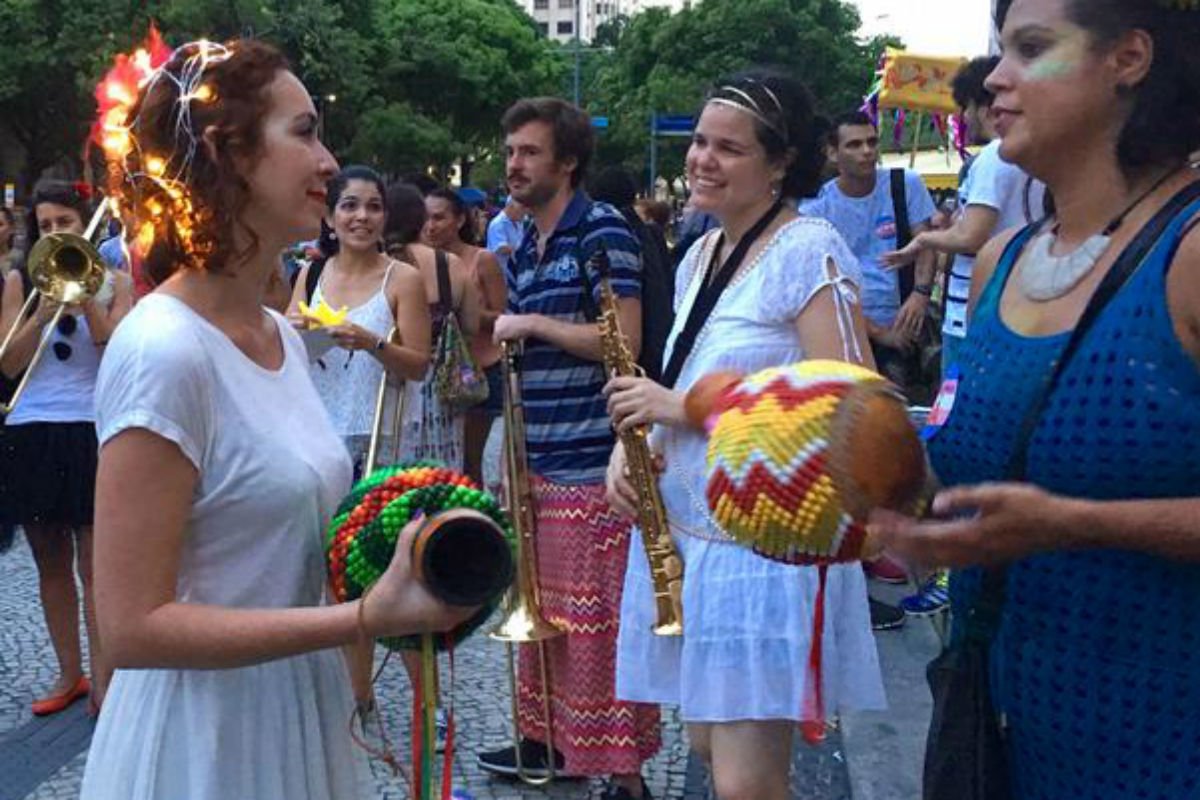 Mulheres que faziam a distribuição do material de campanha Carnaval sem Preconceito, da Caixa de Assistência dos Advogados do Rio de Janeiro (Caarj), relataram terem sofrido assédio e agressões em blocos do Rio de Janeiro; enquanto distribuíam as ventarolas da campanha e conversavam com os foliões, elas ouviram xingamentos, foram assediadas verbalmente e até fisicamente (Foto: Gisele Federicce) Mulheres que faziam a distribuição do material de campanha Carnaval sem Preconceito, da Caixa de Assistência dos Advogados do Rio de Janeiro (Caarj), relataram terem sofrido assédio e agressões em blocos do Rio de Janeiro; enquanto distribuíam as ventarolas da campanha e conversavam com os foliões, elas ouviram xingamentos, foram assediadas verbalmente e até fisicamente