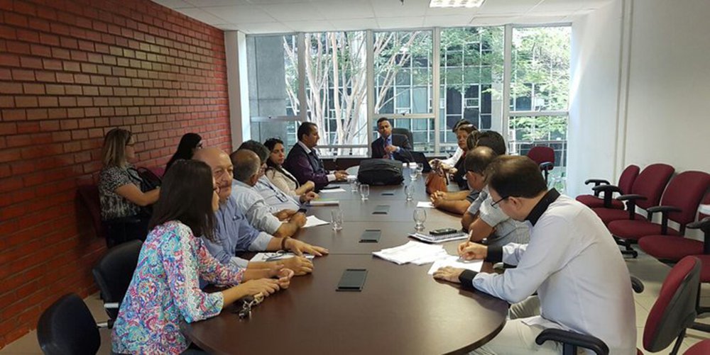 O presidente do Conselho Regional de Fisioterapia e Terapia Ocupacional (Crefito14), Marcelino Martins, e a vice-presidente do Sindicato dos Fisioterapeutas e Terapeutas Ocupacionais (Sinfito), Auriane Coutinho da Silva, participaram de audiência com secretário de Saúde do Estado, Francisco Costa, e entidades representativas dos trabalhadores da saúde para tratar de uma série de reivindicações a cerca da melhoria das condições dos trabalhadores e reajuste salarial no âmbito da saúde estadual; trabalhadores reivindicam, entre outras coisas, o reajuste salarial e a progressão, além do pagamento das gratificações em plantão extra (Foto: Leonardo Lucena) O presidente do Conselho Regional de Fisioterapia e Terapia Ocupacional (Crefito14), Marcelino Martins, e a vice-presidente do Sindicato dos Fisioterapeutas e Terapeutas Ocupacionais (Sinfito), Auriane Coutinho da Silva, participaram de audiência com secretário de Saúde do Estado, Francisco Costa, e entidades representativas dos trabalhadores da saúde para tratar de uma série de reivindicações a cerca da melhoria das condições dos trabalhadores e reajuste salarial no âmbito da saúde estadual; trabalhadores reivindicam, entre outras coisas, o reajuste salarial e a progressão, além do pagamento das gratificações em plantão extra