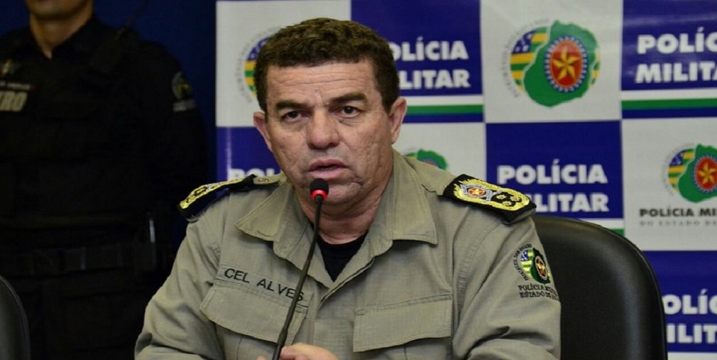 O comandante-geral da Polícia Militar de Goiás, coronel Divino Alves, afirmou que não há menor possibilidade de paralisação por parte das forças policiais do Estado. O coronel se manifesta após boatos de que os policiais militares poderiam entrar em greve ainda esta semana; "Tem sido veiculado nas redes sociais e grupos de WhatsApp mensagens de áudio e texto que falam sobre possibilidade de paralisação das forças policiais em Goiás. Reafirmo que não existe a menor possibilidade de tal fato acontecer em nosso Estado. A Polícia Militar está nas ruas, realizando policiamento preventivo e ostensivo", diz o coronel (Foto: José Barbacena) O comandante-geral da Polícia Militar de Goiás, coronel Divino Alves, afirmou que não há menor possibilidade de paralisação por parte das forças policiais do Estado. O coronel se manifesta após boatos de que os policiais militares poderiam entrar em greve ainda esta semana; "Tem sido veiculado nas redes sociais e grupos de WhatsApp mensagens de áudio e texto que falam sobre possibilidade de paralisação das forças policiais em Goiás. Reafirmo que não existe a menor possibilidade de tal fato acontecer em nosso Estado. A Polícia Militar está nas ruas, realizando policiamento preventivo e ostensivo", diz o coronel