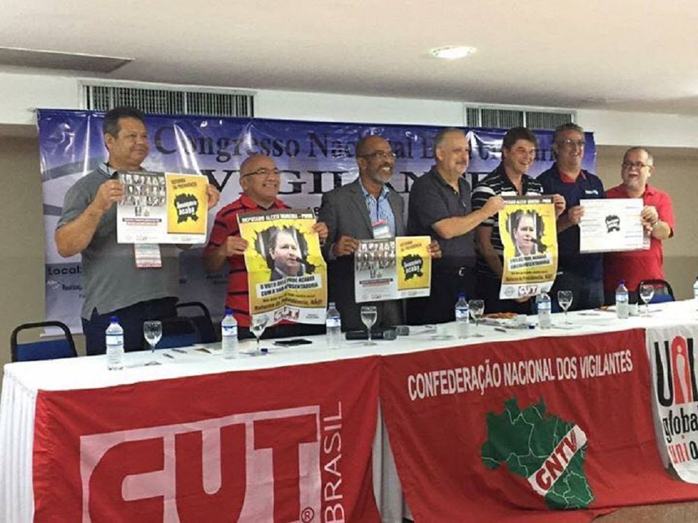 A CUT-RS, em conjunto com federações e sindicatos filiados, lançou um jornal especial contra a reforma da Previdência para distribuição aos trabalhadores e à população; o material de quatro páginas já está sendo entregue pelos Comitês Sindicais e Populares, que as entidades estão organizando na Capital e no Interior do Rio Grande do Sul para 'combater a reforma mais perversa do governo ilegítimo de Michel Temer' (Foto: Romulo Faro) A CUT-RS, em conjunto com federações e sindicatos filiados, lançou um jornal especial contra a reforma da Previdência para distribuição aos trabalhadores e à população; o material de quatro páginas já está sendo entregue pelos Comitês Sindicais e Populares, que as entidades estão organizando na Capital e no Interior do Rio Grande do Sul para 'combater a reforma mais perversa do governo ilegítimo de Michel Temer'