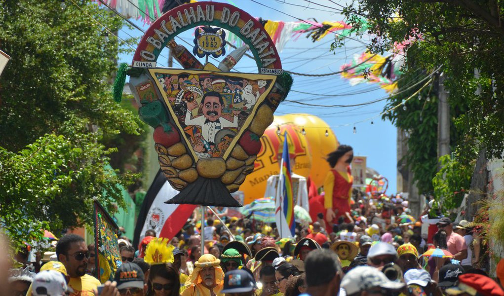 Quarta-feira de Cinzas, Olinda, é dia dos resistentes que não querem se despedir do carnaval. E só mesmo com uma comida reforçada para aguentar a brincadeira depois de quatro dias de folia em Pernambuco; o tradicional Mungunzá de Thais e Zuza Miranda distribui a iguaria de graça no Alto da Sé, em Olinda, desde 7h desta quarta-feira (1º) e prepara o povo para o Bacalhau do Batata, bloco dos mais populares deste fim dos festejos de Momo (Foto: Leonardo Lucena) Quarta-feira de Cinzas, Olinda, é dia dos resistentes que não querem se despedir do carnaval. E só mesmo com uma comida reforçada para aguentar a brincadeira depois de quatro dias de folia em Pernambuco; o tradicional Mungunzá de Thais e Zuza Miranda distribui a iguaria de graça no Alto da Sé, em Olinda, desde 7h desta quarta-feira (1º) e prepara o povo para o Bacalhau do Batata, bloco dos mais populares deste fim dos festejos de Momo