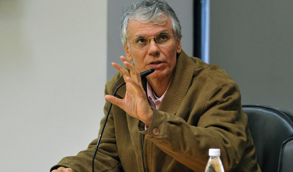 Há poucos anos, quando se discutia sobre os obstáculos do Brasil para se desenvolver efetivamente, autoridades e especialistas indicavam que faltava uma coisa, planejamento de longo prazo; as políticas de curto e médio prazo, contudo, geravam resultados satisfatórios; hoje, após o afastamento de Dilma Rousseff, temos uma "política velha", que deve garantir um retorno para a posição que o país estava há 15 anos ou mais, acredita o professor do Instituto de Economia da UFRJ João Sicsú em entrevista ao Jornal do Brasil; "Não há horizonte de otimismo para a economia brasileira", alerta (Foto: Romulo Faro) Há poucos anos, quando se discutia sobre os obstáculos do Brasil para se desenvolver efetivamente, autoridades e especialistas indicavam que faltava uma coisa, planejamento de longo prazo; as políticas de curto e médio prazo, contudo, geravam resultados satisfatórios; hoje, após o afastamento de Dilma Rousseff, temos uma "política velha", que deve garantir um retorno para a posição que o país estava há 15 anos ou mais, acredita o professor do Instituto de Economia da UFRJ João Sicsú em entrevista ao Jornal do Brasil; "Não há horizonte de otimismo para a economia brasileira", alerta
