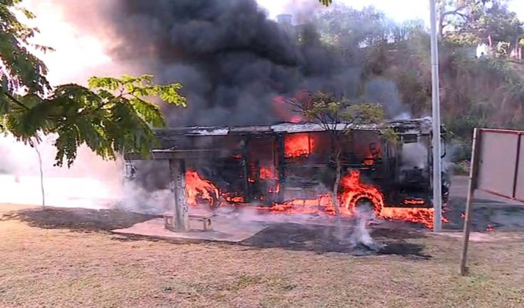 Chegou a dez o número de ônibus incendiados desde a noite deste domingo (12) na Região Metropolitana de Belo Horizonte; de acordo com a Polícia Militar (PM), até o início da manhã desta terça-feira (14), dez pessoas haviam sido detidas; o último atentado ocorreu no durante a madrugada desta terça no bairro Independência, na Região do Barreiro, em Belo Horizonte (Foto: Leonardo Lucena) Chegou a dez o número de ônibus incendiados desde a noite deste domingo (12) na Região Metropolitana de Belo Horizonte; de acordo com a Polícia Militar (PM), até o início da manhã desta terça-feira (14), dez pessoas haviam sido detidas; o último atentado ocorreu no durante a madrugada desta terça no bairro Independência, na Região do Barreiro, em Belo Horizonte