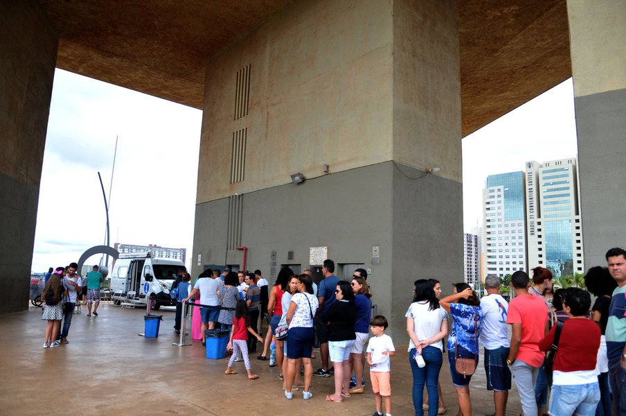 O Centro de Atendimento ao Turista móvel começou a operar na Torre de TV, onde fica durante todo o carnaval; os três servidores da Secretaria Adjunta de Turismo responsáveis pelo atendimento receberam turistas de 12 estados diferentes pela manhã e um da Alemanha; eles deram informações sobre a cidade e distribuíram mapas com pontos turísticos (Foto: Leonardo Lucena) O Centro de Atendimento ao Turista móvel começou a operar na Torre de TV, onde fica durante todo o carnaval; os três servidores da Secretaria Adjunta de Turismo responsáveis pelo atendimento receberam turistas de 12 estados diferentes pela manhã e um da Alemanha; eles deram informações sobre a cidade e distribuíram mapas com pontos turísticos