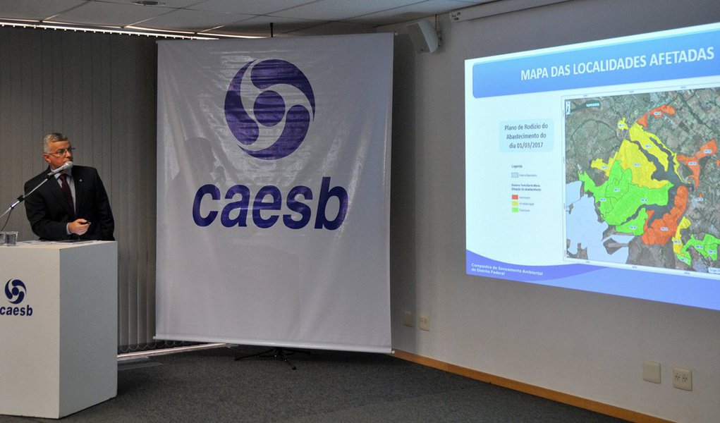 A Caesb estima uma economia de 12% no consumo de água, ou 200 litros por segundo, com o racionamento nas áreas centrais do Distrito Federal; segundo o presidente da companhia, Maurício Luduvice, o volume é suficiente para abastecer por um dia uma região como Taguatinga, com 222,6 mil moradores; os reservatórios deveriam estar acima dos 60%, mas segundo medição das 8h30 dessa quarta-feira (22), o de Santa Maria estava com 45%, e o do Descoberto, com 37,6% (Foto: Leonardo Lucena) A Caesb estima uma economia de 12% no consumo de água, ou 200 litros por segundo, com o racionamento nas áreas centrais do Distrito Federal; segundo o presidente da companhia, Maurício Luduvice, o volume é suficiente para abastecer por um dia uma região como Taguatinga, com 222,6 mil moradores; os reservatórios deveriam estar acima dos 60%, mas segundo medição das 8h30 dessa quarta-feira (22), o de Santa Maria estava com 45%, e o do Descoberto, com 37,6%