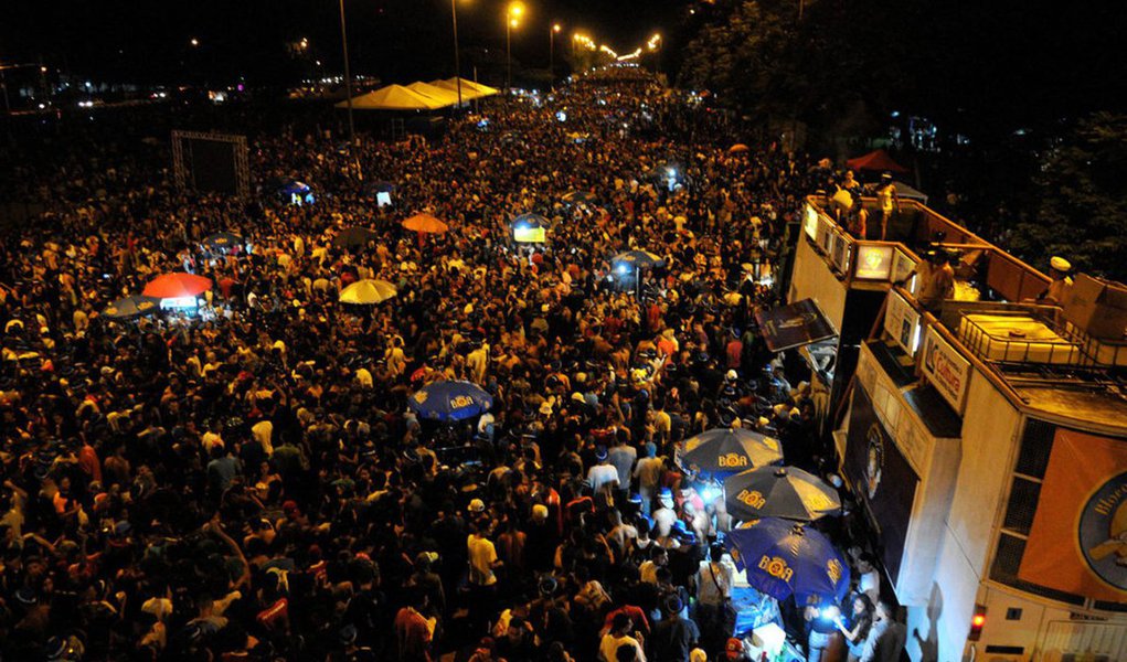 O último dia oficial de carnaval em Brasília nessa terça-feira (28) arrastou uma multidão de 208 mil foliões nos horários de pico dos principais blocos de rua; de acordo com a Secretaria da Segurança Pública, o número chegou a 253 mil, quando considerado o público flutuante, ou seja, pessoas que acompanharam o evento de longe ou passaram pouco tempo nos locais; o bloco de maior concentração foi o Raparigueiros, no Eixão Sul, com aproximadamente 170 mil pessoas (Foto: Leonardo Lucena) O último dia oficial de carnaval em Brasília nessa terça-feira (28) arrastou uma multidão de 208 mil foliões nos horários de pico dos principais blocos de rua; de acordo com a Secretaria da Segurança Pública, o número chegou a 253 mil, quando considerado o público flutuante, ou seja, pessoas que acompanharam o evento de longe ou passaram pouco tempo nos locais; o bloco de maior concentração foi o Raparigueiros, no Eixão Sul, com aproximadamente 170 mil pessoas