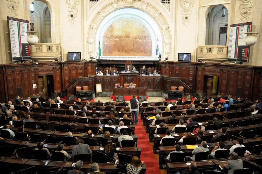 O governador Luiz Fernando Pezão e parlamentares da base governista na Assembleia Legislativa tentam garantir os votos necessários para a aprovação do projeto de lei que autoriza a venda da Cedae à iniciativa privada; a venda da companhia é Cedae é uma contrapartida exigida pelo governo federal para viabilizar empréstimo de R$ 3,5 bilhões ao estado; de acordo com fontes do Palácio Guanabara, o governo tinha entre 41 a 43 dos votos está esta sexta-feira (17) (Foto: Leonardo Lucena) O governador Luiz Fernando Pezão e parlamentares da base governista na Assembleia Legislativa tentam garantir os votos necessários para a aprovação do projeto de lei que autoriza a venda da Cedae à iniciativa privada; a venda da companhia é Cedae é uma contrapartida exigida pelo governo federal para viabilizar empréstimo de R$ 3,5 bilhões ao estado; de acordo com fontes do Palácio Guanabara, o governo tinha entre 41 a 43 dos votos está esta sexta-feira (17)