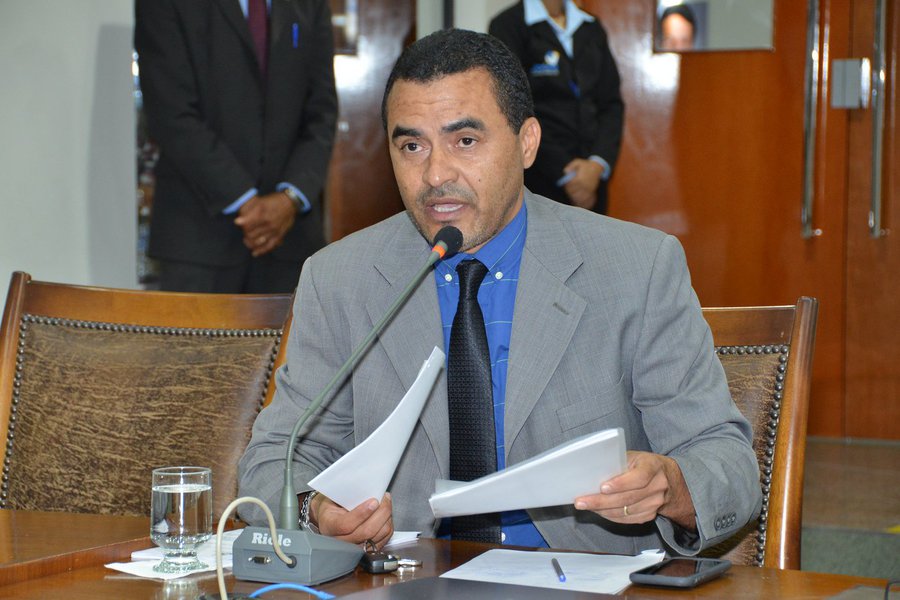 Projeto de Lei de autoria do deputado Wanderlei Barbosa (SD) proíbe a retenção ou apreensão de veículos em decorrência do não pagamento do Imposto sobre a Propriedade de Veículos Automotores (IPVA); segundo Wanderlei, o Estado não pode reter, apreender ou confiscar para obrigar o proprietário a pagar o imposto devido, antes de dar condições ao contribuinte para que venha saudar o seu débito; "Não se pode admitir que os tocantinenses sejam humilhados em blitz e privados do uso de um bem particular porque perderam, temporariamente, a capacidade financeira de pagar o IPVA na data prevista", disse (Foto: Aquiles Lins) Projeto de Lei de autoria do deputado Wanderlei Barbosa (SD) proíbe a retenção ou apreensão de veículos em decorrência do não pagamento do Imposto sobre a Propriedade de Veículos Automotores (IPVA); segundo Wanderlei, o Estado não pode reter, apreender ou confiscar para obrigar o proprietário a pagar o imposto devido, antes de dar condições ao contribuinte para que venha saudar o seu débito; "Não se pode admitir que os tocantinenses sejam humilhados em blitz e privados do uso de um bem particular porque perderam, temporariamente, a capacidade financeira de pagar o IPVA na data prevista", disse