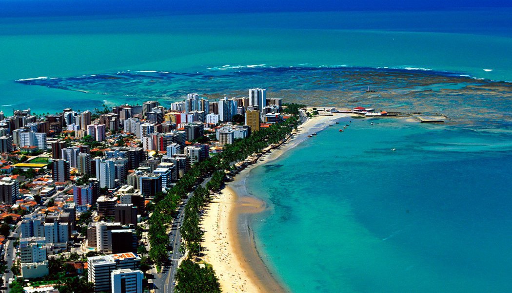 Em 2016, Maceió novamente apareceu no topo do ranking de vendas das maiores operadoras de turismo do Brasil; capital alagoana foi o segundo destino mais vendido do País, tendo obtido um crescimento de 15% em relação a 2015, e o primeiro lugar em faturamento; o primeiro lugar de vendas ficou com Porto Seguro, na Bahia (Foto: Voney Malta) Em 2016, Maceió novamente apareceu no topo do ranking de vendas das maiores operadoras de turismo do Brasil; capital alagoana foi o segundo destino mais vendido do País, tendo obtido um crescimento de 15% em relação a 2015, e o primeiro lugar em faturamento; o primeiro lugar de vendas ficou com Porto Seguro, na Bahia