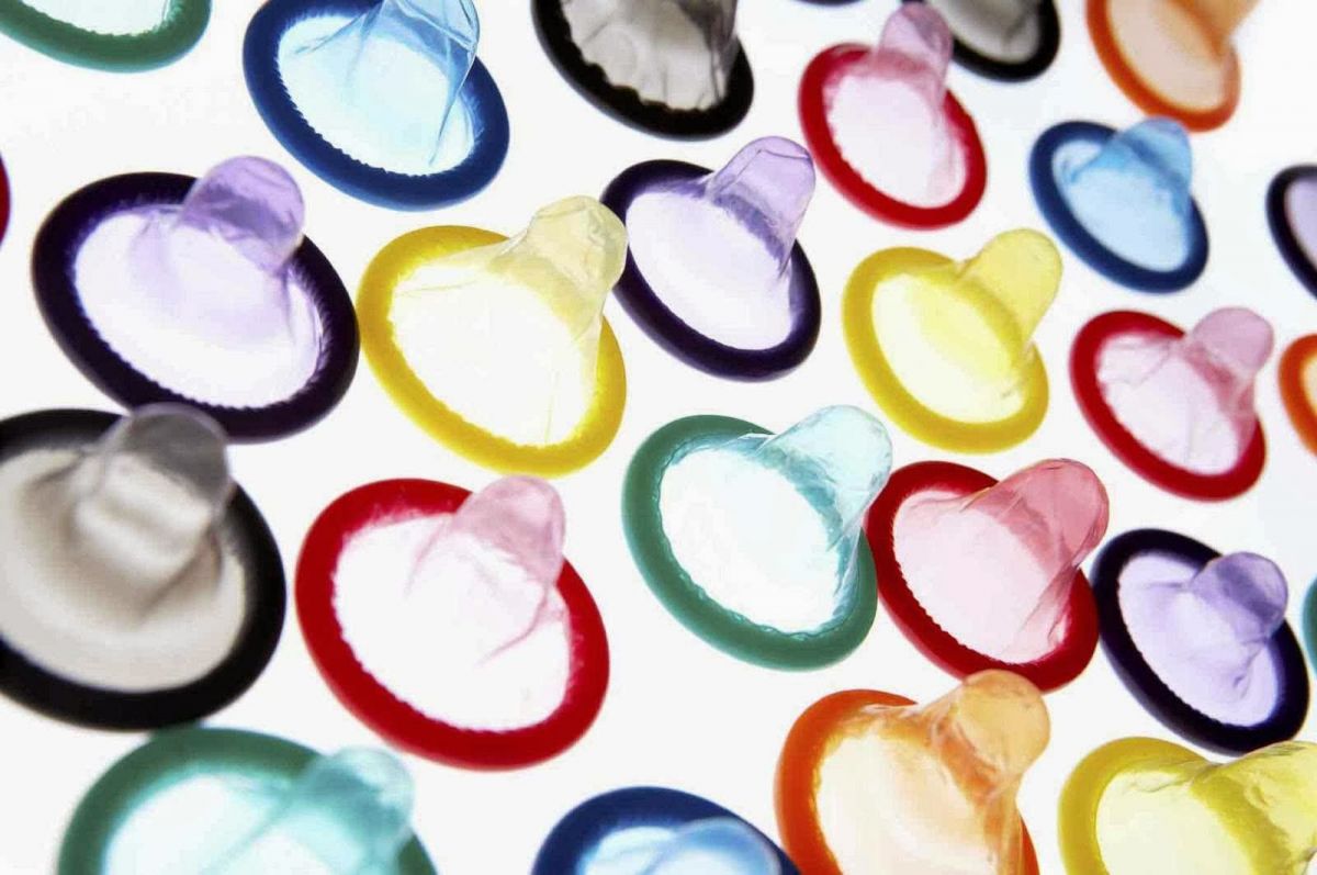 As camisinhas deverão ser utilizadas pelos municípios e instituições públicas e privadas em ações educativas de prevenção do HIV/Aids durante o período carnavalesco. Para receber as camisinhas as instituições interessadas devem enviar ofício ao Núcleo de Vigilância Epidemiológica (NUVEP) da Secretaria da Saúde do Estado, com indicação da quantidade solicitada e a descrição das ações educativas que serão realizadas para a distribuição dos preservativos (Foto: Fatima 247) As camisinhas deverão ser utilizadas pelos municípios e instituições públicas e privadas em ações educativas de prevenção do HIV/Aids durante o período carnavalesco. Para receber as camisinhas as instituições interessadas devem enviar ofício ao Núcleo de Vigilância Epidemiológica (NUVEP) da Secretaria da Saúde do Estado, com indicação da quantidade solicitada e a descrição das ações educativas que serão realizadas para a distribuição dos preservativos