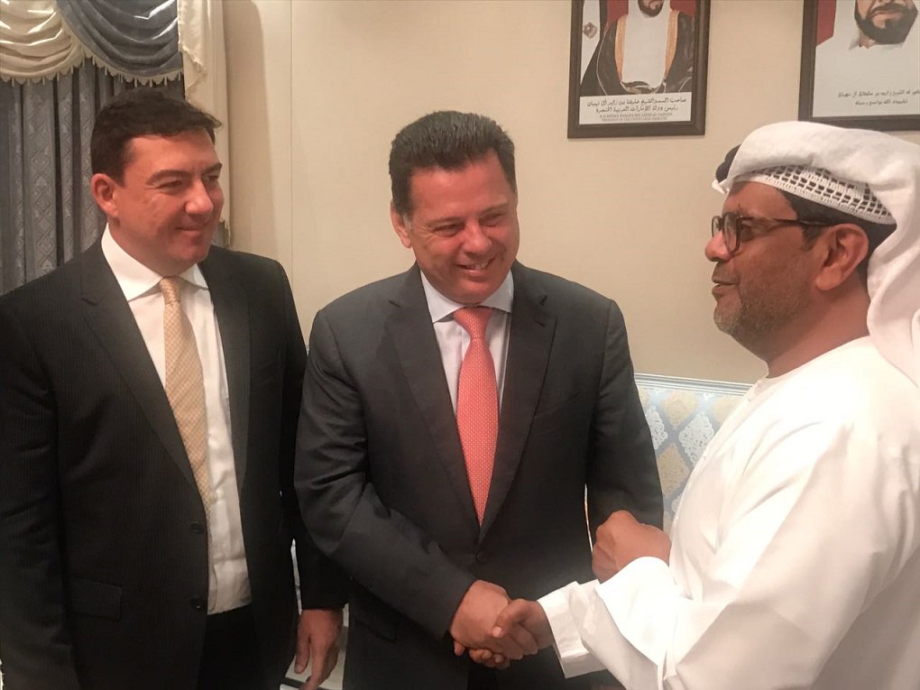 Acompanhando o governador Marconi Perillo na viagem aos Emirados Árabes e à Arábia Saudita, o presidente da Assembleia Legislativa, José Vitti, classificou como “extremamente positiva” a agenda deste domingo em Abu Dhabi, onde é dia útil; uma das principais reuniões do dia aconteceu na Câmara de Comércio de Abu Dhabi e o tema foi agronegócio; José Vitti, que também é empresário do setor agrícola, afirmou que os dirigentes da Câmara se mostraram interessados no potencial econômico de Goiás (Foto: José Barbacena) Acompanhando o governador Marconi Perillo na viagem aos Emirados Árabes e à Arábia Saudita, o presidente da Assembleia Legislativa, José Vitti, classificou como “extremamente positiva” a agenda deste domingo em Abu Dhabi, onde é dia útil; uma das principais reuniões do dia aconteceu na Câmara de Comércio de Abu Dhabi e o tema foi agronegócio; José Vitti, que também é empresário do setor agrícola, afirmou que os dirigentes da Câmara se mostraram interessados no potencial econômico de Goiás