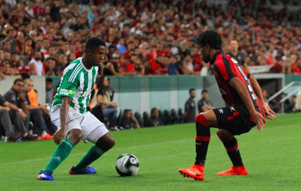 "A partida na Arena da Baixada quebrou um paradoxo e serviu de exemplo para os demais times brasileiros, pois, mais que uma luta contra o monopólio da TV Globo nos eventos esportivos, representou um novo modelo de negócio", diz o jornalista Esmael Morais; "A transmissão pela internet também significou que as emissoras de tevê — tal qual os jornais impressos — aceleram o passo rumo à cova, ou seja, elas tendem rapidamente a se tornar obsoletas num mundo 100% digital" (Foto: Leonardo Attuch) "A partida na Arena da Baixada quebrou um paradoxo e serviu de exemplo para os demais times brasileiros, pois, mais que uma luta contra o monopólio da TV Globo nos eventos esportivos, representou um novo modelo de negócio", diz o jornalista Esmael Morais; "A transmissão pela internet também significou que as emissoras de tevê — tal qual os jornais impressos — aceleram o passo rumo à cova, ou seja, elas tendem rapidamente a se tornar obsoletas num mundo 100% digital"