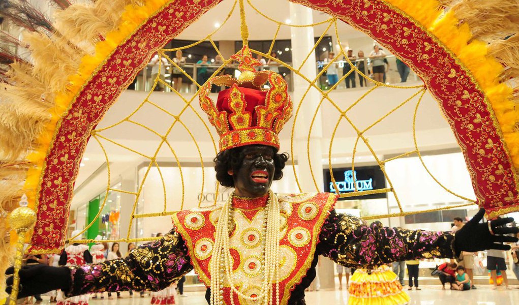 A Avenida Domingos Olímpio, no Centro de Fortaleza, ficou lotada no último dia de desfile dos maracatus, que esbanjaram cores e ritmos e encantaram o público; seis agremiações se apresentaram, dentre elas o Maracatu Az de Ouro, considerado o mais antigo do Ceará, que comemorou e cantou seus 80 anos de existência; primeira a se apresentar, a Nação Baobab homenageou a árvore que dá nome ao maracatu; a cor verde foi estampada no vestido da rainha (Foto: Leonardo Lucena) A Avenida Domingos Olímpio, no Centro de Fortaleza, ficou lotada no último dia de desfile dos maracatus, que esbanjaram cores e ritmos e encantaram o público; seis agremiações se apresentaram, dentre elas o Maracatu Az de Ouro, considerado o mais antigo do Ceará, que comemorou e cantou seus 80 anos de existência; primeira a se apresentar, a Nação Baobab homenageou a árvore que dá nome ao maracatu; a cor verde foi estampada no vestido da rainha
