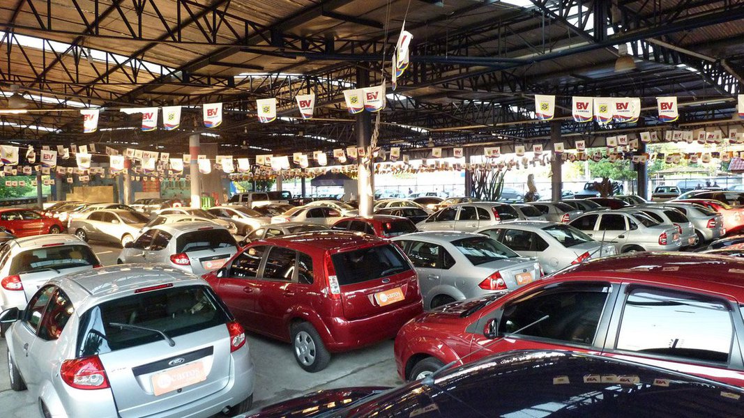 Dados divulgados nesta quarta-feira, 1º, pela Federação Nacional da Distribuição de Veículos Automotores (Fenabrave) mostram que a recessão provocada com a ascensão de Michel Temer está longe de fato longe de chegar ao fim, como tenta fazer crer ao mercado o ministro da Fazenda, Henrique Meirelles; vendas de veículos novos no Brasil tiveram queda de 15,7% em fevereiro na comparação com o mesmo mês de 2016; no acumulado do ano, a queda das vendas de veículos chega a 14,9% na comparação com os dois primeiros meses de 2016 (Foto: Aquiles Lins) Dados divulgados nesta quarta-feira, 1º, pela Federação Nacional da Distribuição de Veículos Automotores (Fenabrave) mostram que a recessão provocada com a ascensão de Michel Temer está longe de fato longe de chegar ao fim, como tenta fazer crer ao mercado o ministro da Fazenda, Henrique Meirelles; vendas de veículos novos no Brasil tiveram queda de 15,7% em fevereiro na comparação com o mesmo mês de 2016; no acumulado do ano, a queda das vendas de veículos chega a 14,9% na comparação com os dois primeiros meses de 2016