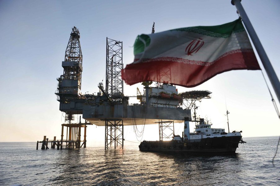 O Irã encontrou reservas de óleo de xisto de 2 bilhões de barris de petróleo bruto leve na província de Lorestan, disse um alto funcionário da estatal National Iranian Oil Company (Nioc); "Com base em estudos, estima-se que as reservas de xisto em Ghali Koh em Lorestan cheguem a 2 bilhões de barris de petróleo", disse Bahman Soleimani, vice-diretor de exploração da Nioc, à agência de notícias semi-oficial Tasnim (Foto: Romulo Faro) O Irã encontrou reservas de óleo de xisto de 2 bilhões de barris de petróleo bruto leve na província de Lorestan, disse um alto funcionário da estatal National Iranian Oil Company (Nioc); "Com base em estudos, estima-se que as reservas de xisto em Ghali Koh em Lorestan cheguem a 2 bilhões de barris de petróleo", disse Bahman Soleimani, vice-diretor de exploração da Nioc, à agência de notícias semi-oficial Tasnim
