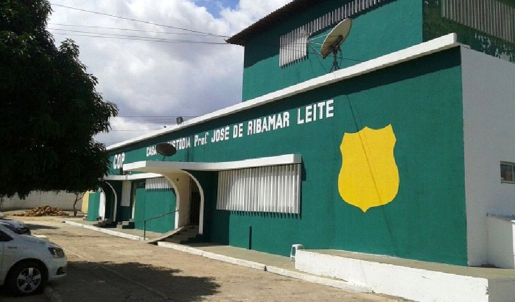 Quatro detentos fugiram na madrugada desta quinta-feira (2) da Casa de Custódia de Teresina, situada na BR-316; de acordo com o Sindicato dos Agentes Penitenciários do Piauí (Sinpoljuspi) todos os presos eram do pavilhão H; "Os presos serraram as grades das celas e escalaram o muro com uma corda feita de lençóis (teresa). Segundo as informações, quando o policial militar percebeu os presos já estavam fugindo pela passarela e pularam o muro pela área de ampliação da Casa de Custódia", disse o diretor jurídico do Sinpoljuspi, Vilobaldo Carvalho (Foto: Leonardo Lucena) Quatro detentos fugiram na madrugada desta quinta-feira (2) da Casa de Custódia de Teresina, situada na BR-316; de acordo com o Sindicato dos Agentes Penitenciários do Piauí (Sinpoljuspi) todos os presos eram do pavilhão H; "Os presos serraram as grades das celas e escalaram o muro com uma corda feita de lençóis (teresa). Segundo as informações, quando o policial militar percebeu os presos já estavam fugindo pela passarela e pularam o muro pela área de ampliação da Casa de Custódia", disse o diretor jurídico do Sinpoljuspi, Vilobaldo Carvalho