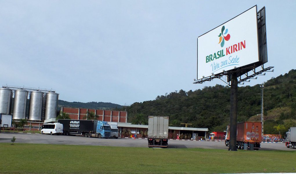 Cervejaria holandesa Heineken anunciou nesta segunda-feira (13) a compra da brasileira Brasil Kirin Holding S.A. por 664 milhões de euros, valor equivalente a R$ 2,2 bilhões; fusão cria a segunda maior cervejaria do Brasil, atrás somente da AmBev; já em janeiro, as empresas haviam confirmado que as negociações estavam "avançadas" (Foto: Aquiles Lins) Cervejaria holandesa Heineken anunciou nesta segunda-feira (13) a compra da brasileira Brasil Kirin Holding S.A. por 664 milhões de euros, valor equivalente a R$ 2,2 bilhões; fusão cria a segunda maior cervejaria do Brasil, atrás somente da AmBev; já em janeiro, as empresas haviam confirmado que as negociações estavam "avançadas"