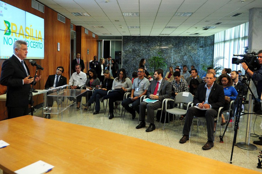 Mudanças que permitem a adoção do Bilhete Único em Brasília foram anunciadas pelo governo local; Com a regulamentação do Sistema de Bilhetagem Automática, assinada pelo governador Rodrigo Rollemberg e publicada em edição extra do Diário Oficial do DF, as concessionárias do transporte coletivo vão selecionar representantes para comercializar cartões e créditos; o prazo para início das modificações é de 90 dias, com conclusão em até seis meses; não haverá aumento de custos para o Executivo (Foto: Leonardo Lucena) Mudanças que permitem a adoção do Bilhete Único em Brasília foram anunciadas pelo governo local; Com a regulamentação do Sistema de Bilhetagem Automática, assinada pelo governador Rodrigo Rollemberg e publicada em edição extra do Diário Oficial do DF, as concessionárias do transporte coletivo vão selecionar representantes para comercializar cartões e créditos; o prazo para início das modificações é de 90 dias, com conclusão em até seis meses; não haverá aumento de custos para o Executivo