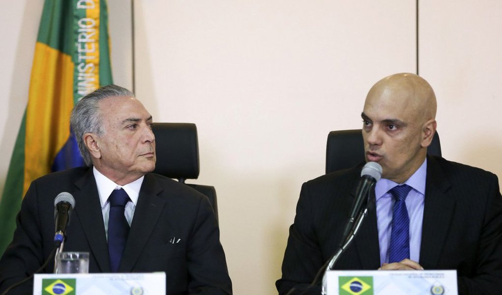 Ex-ministro da Justiça Eugênio Aragão diz que Michel Temer sabe perfeitamente quem escolheu para o Supremo Tribunal Federal ao indicar o nome de Alexandre de Moraes; "Escolheu quem no exercício do cargo de Secretário de Segurança do Estado de São Paulo foi de notória truculência com manifestantes e dirigiu uma polícia campeã em execuções sumárias. Escolheu quem na vida acadêmica só fez nome entre concurseiros, não entre doutrinadores", afirma; "Escolheu quem enche linguiça em seu currículo Lattes, fazendo constar até mesmo que iniciou programa de pós-doutorado antes de ser mestre e no início do doutorado. Escolheu quem foi flagrado publicamente na prática de plágio em obra publicada como sua" (Foto: Eugênio Aragão) Ex-ministro da Justiça Eugênio Aragão diz que Michel Temer sabe perfeitamente quem escolheu para o Supremo Tribunal Federal ao indicar o nome de Alexandre de Moraes; "Escolheu quem no exercício do cargo de Secretário de Segurança do Estado de São Paulo foi de notória truculência com manifestantes e dirigiu uma polícia campeã em execuções sumárias. Escolheu quem na vida acadêmica só fez nome entre concurseiros, não entre doutrinadores", afirma; "Escolheu quem enche linguiça em seu currículo Lattes, fazendo constar até mesmo que iniciou programa de pós-doutorado antes de ser mestre e no início do doutorado. Escolheu quem foi flagrado publicamente na prática de plágio em obra publicada como sua"