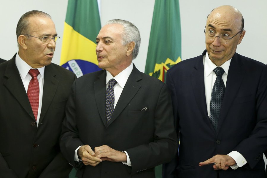 O ministro da Casa Civil, Eliseu Padilha, tem pressionado Michel Temer a obrigar Henrique Meirelles a mudar a política econômica; Padilha está insatisfeito com os resultados catastróficos na economia, que caiu quase 4% em 2016 e continua estagnada em 2017; Meirelles afirma que o crescimento virá com a queda nos juros e a reforma da Previdência, mas não há evidências concretas disso; ontem, por exemplo, a Ford decidiu paralisar por 21 dias sua produção de veículos, somando-se à GM e a à Volks, que também reduziram o ritmo de produção; Meirelles começa a balançar (Foto: Leonardo Attuch) O ministro da Casa Civil, Eliseu Padilha, tem pressionado Michel Temer a obrigar Henrique Meirelles a mudar a política econômica; Padilha está insatisfeito com os resultados catastróficos na economia, que caiu quase 4% em 2016 e continua estagnada em 2017; Meirelles afirma que o crescimento virá com a queda nos juros e a reforma da Previdência, mas não há evidências concretas disso; ontem, por exemplo, a Ford decidiu paralisar por 21 dias sua produção de veículos, somando-se à GM e a à Volks, que também reduziram o ritmo de produção; Meirelles começa a balançar