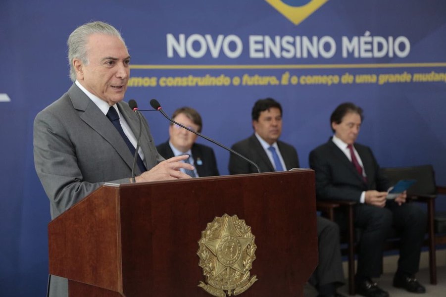 Michel Temer sancionou nesta quinta-feira a reforma do ensino médio, medida amplamente contrária á vontade de estudantes e professores; Temer disse que "a exemplo das outras reformas que estão sendo tocadas pelo governo, a reformulação do ensino médio só foi possível graças à ousadia do governo, no sentido de encarar a polêmica que cerca os temas relevantes para o país"; segundo ele, a sanção da MP representa um "momento revelador de nosso governo com ousadias responsáveis e necessárias para que o país possa crescer e prosperar" após o golpe que destituiu a presidente eleita Dilma Rousseff (Foto: Romulo Faro) Michel Temer sancionou nesta quinta-feira a reforma do ensino médio, medida amplamente contrária á vontade de estudantes e professores; Temer disse que "a exemplo das outras reformas que estão sendo tocadas pelo governo, a reformulação do ensino médio só foi possível graças à ousadia do governo, no sentido de encarar a polêmica que cerca os temas relevantes para o país"; segundo ele, a sanção da MP representa um "momento revelador de nosso governo com ousadias responsáveis e necessárias para que o país possa crescer e prosperar" após o golpe que destituiu a presidente eleita Dilma Rousseff